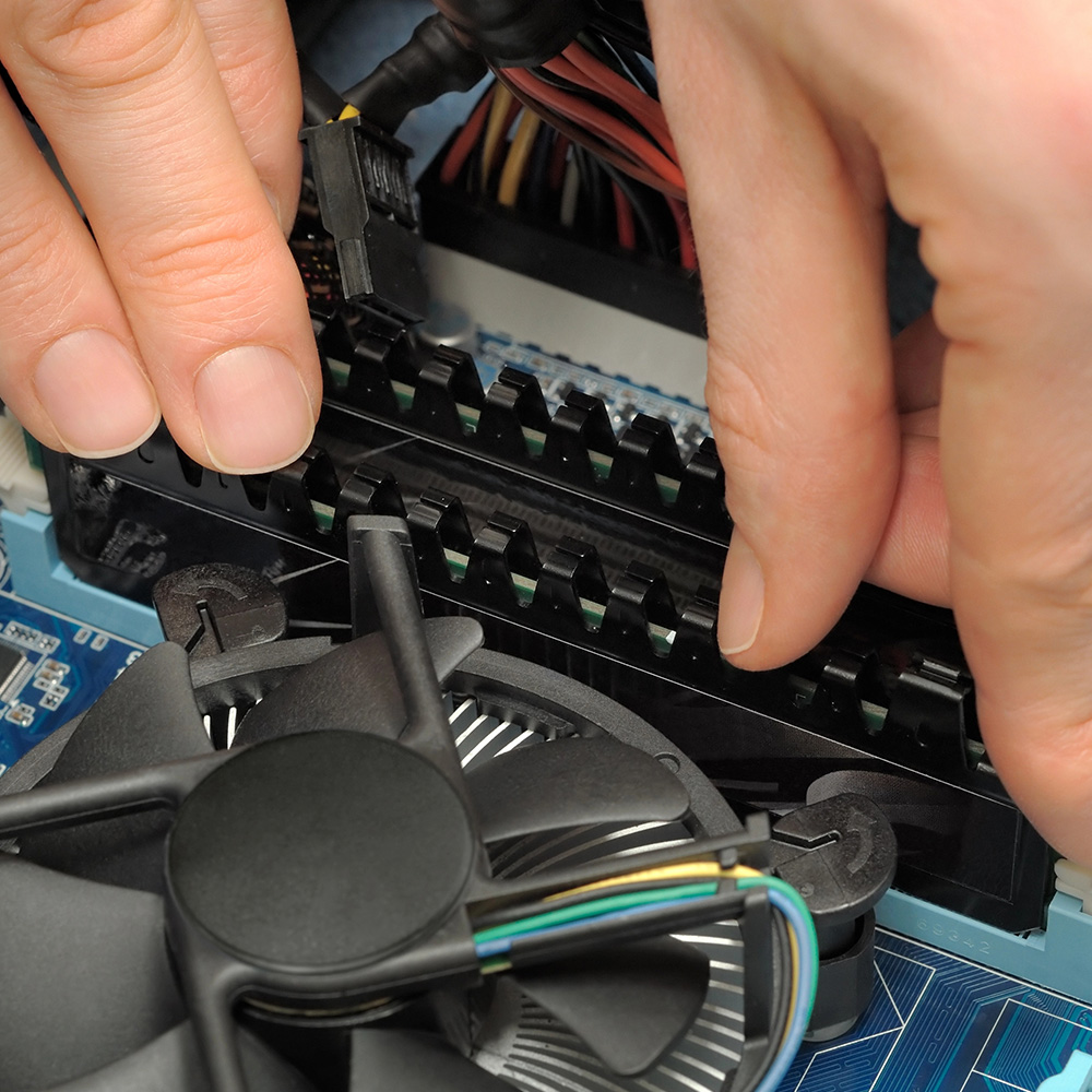 Manos-instalando-piezas-de-computadora